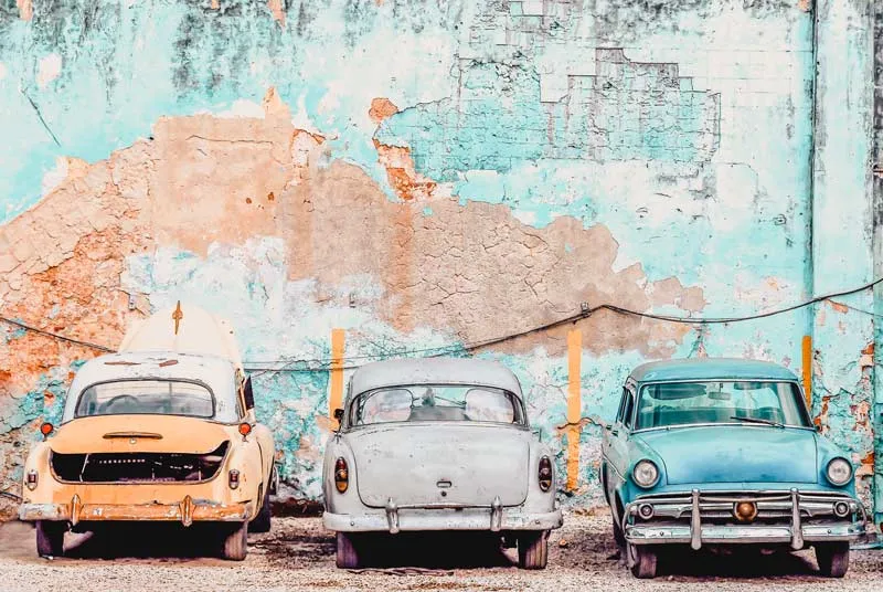 Klassische amerikanische Oldtimer auf den historischen Straßen Kubas, ein zeitloses Erlebnis im März