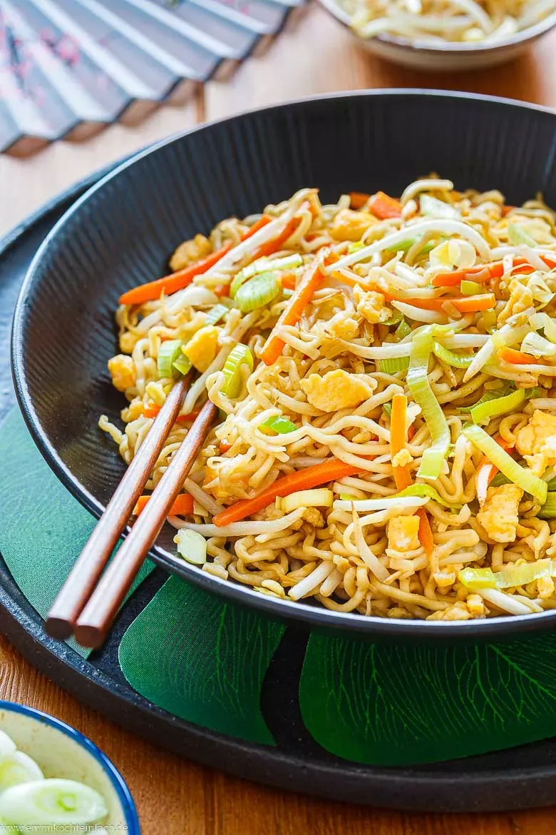 Klassische chinesische Nudeln, wie man sie oft in deutschen Restaurants findet