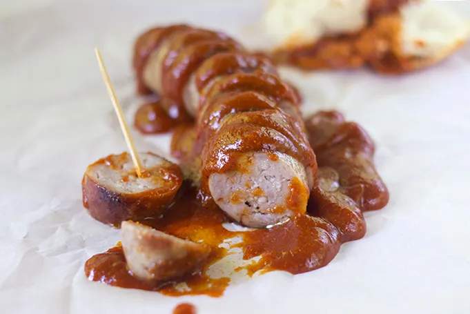 Klassische Currywurst mit Soße und Pommes