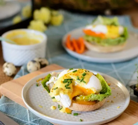 Klassische Eggs Benedict mit geräucherter Forelle und würziger Sauce Hollandaise