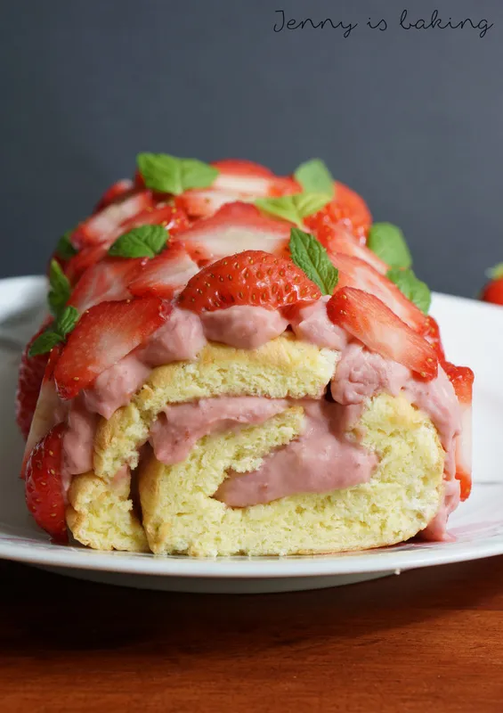 Klassische Erdbeer-Biskuitrolle