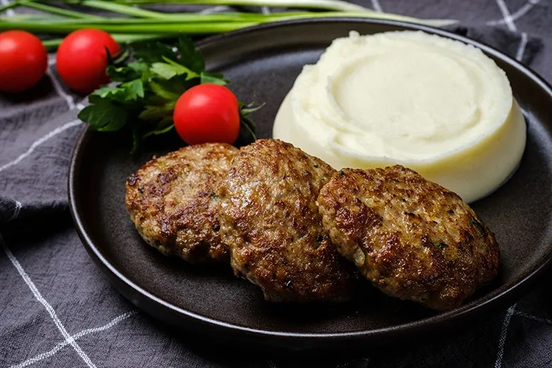 Klassische Faschierte Laibchen, goldbraun gebraten und perfekt gewürzt