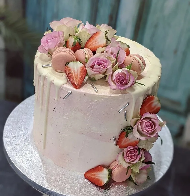 Klassische Geburtstagstorte mit Rosenverzierungen