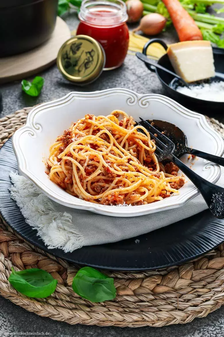 Klassische italienische Bolognese Soße köchelt langsam im Topf