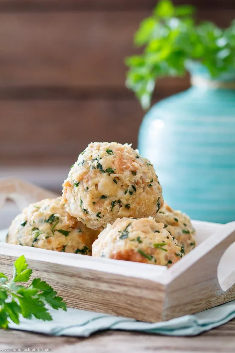 Klassische Knödel aus Brötchen (Semmel) - www.emmikochteinfach.de