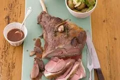 Klassische Lammkeule mit Kartoffeln, Erbsen und Möhren als Beilage