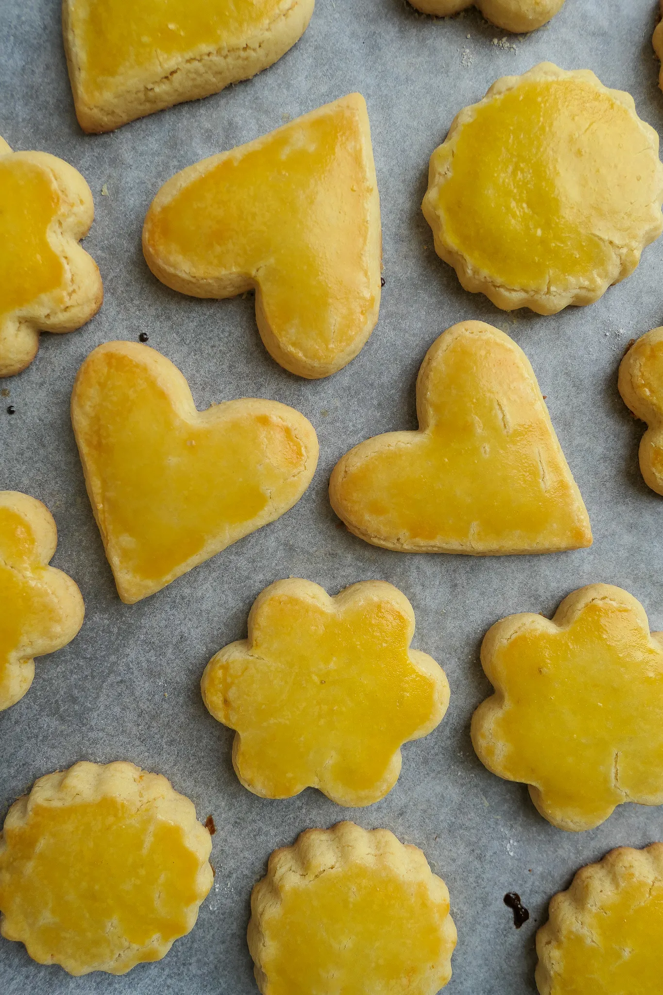 Klassische Mailänderli Plätzchen auf einem Teller