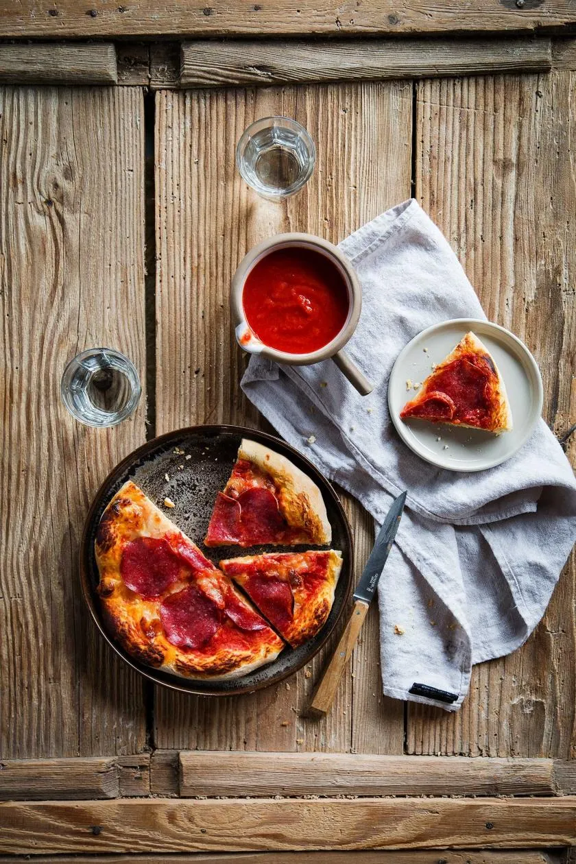 Klassische Pizza Salami mit würziger Salami, Mozzarella und Tomatensauce auf knusprigem Boden.