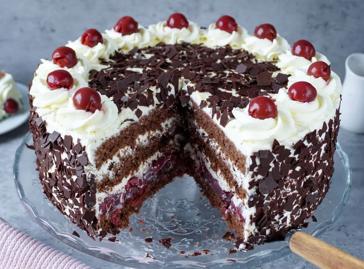Klassische Schwarzwälder Kirschtorte mit Sahne und Kirschen, eine beliebte Sahnetorte für Familienfeiern