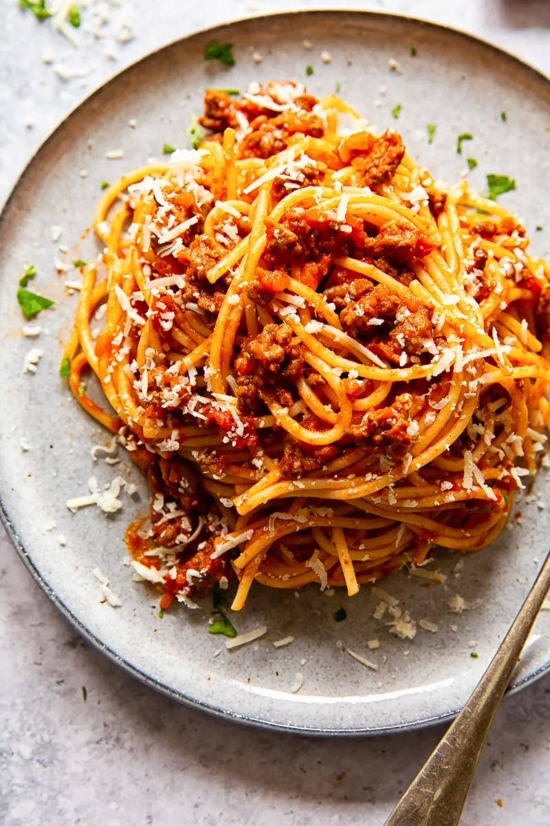 Klassische Spaghetti mit reichhaltiger Tomaten-Hackfleischsoße
