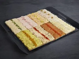 Klassische Wiener Schwarzbrotschnitten mit verschiedenen Aufstrichen