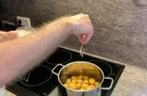 Klassische Zubereitung von Papas Arrugadas mit viel Salz