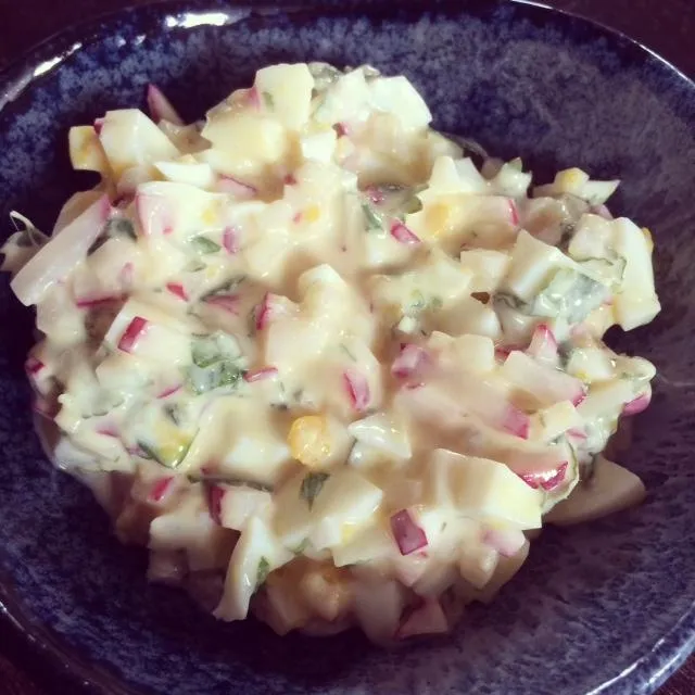 Klassischer deutscher Eiersalat mit frischen Radieschen, inspiriert von Rezepten der 50er Jahre.