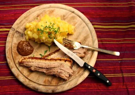 Klassischer deutscher Kartoffelsalat, cremig und gut durchgezogen