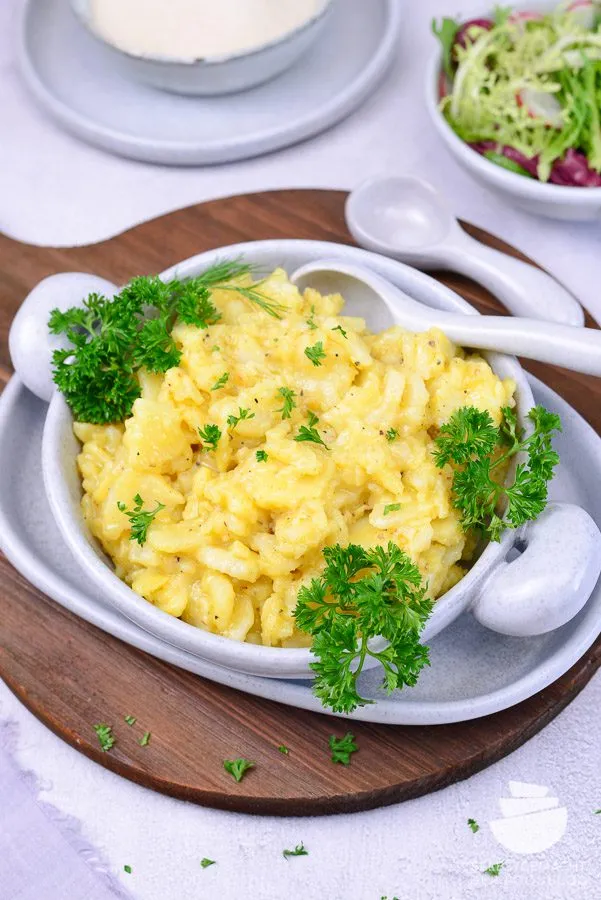 Klassischer deutscher Kartoffelsalat, eine beliebte und sättigende Beilage, die zu vielen Raclette-Gerichten harmoniert.