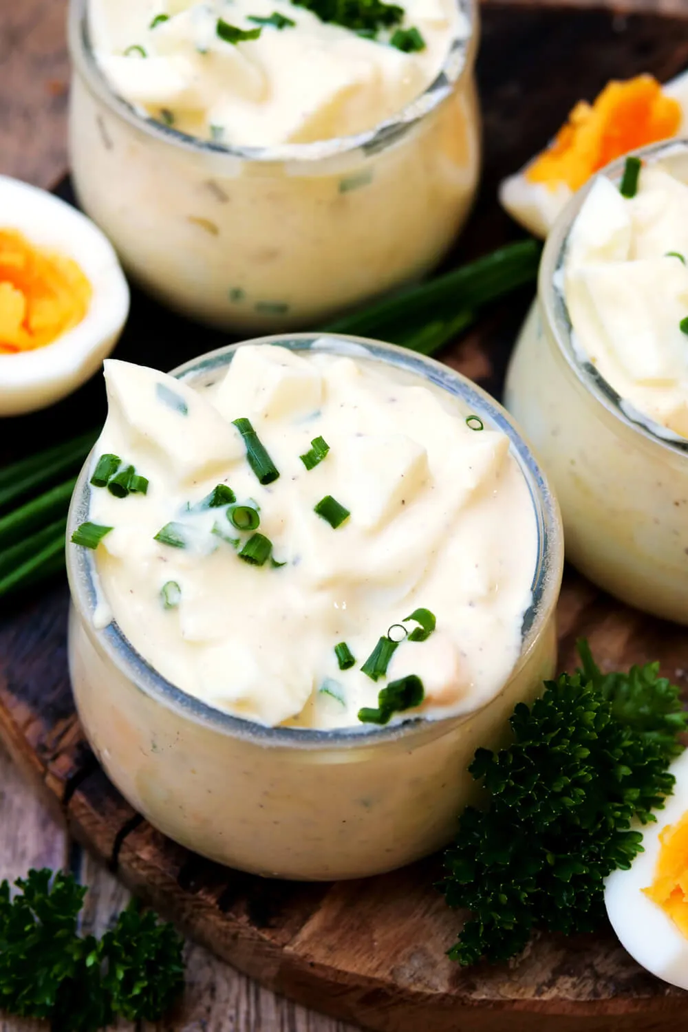 Klassischer Eiersalat mit Mayonnaise und Schnittlauch in kleinen Schüsseln