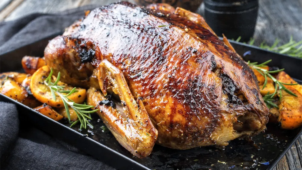 Klassischer Entenbraten im Bräter, goldbraun und knusprig.