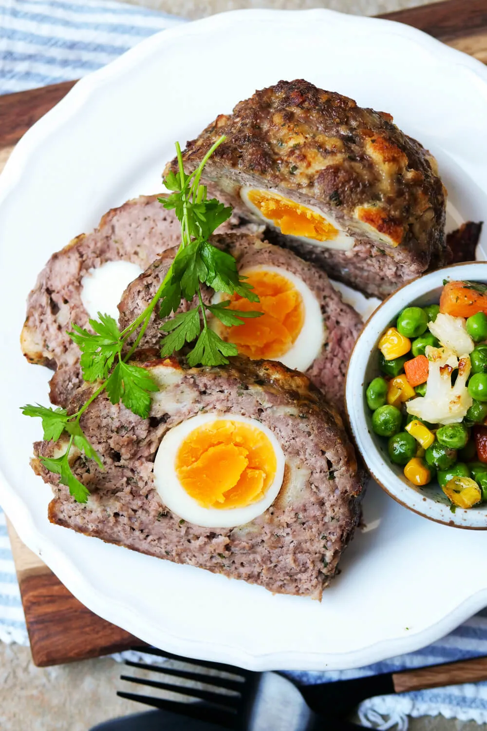 Klassischer Falscher Hase, fertig gebacken und bereit zum Anschnitt, für ein Familienessen