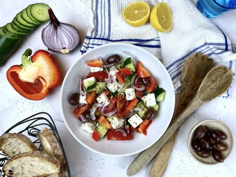 Klassischer Griechischer Salat mit Feta und frischem Gemüse