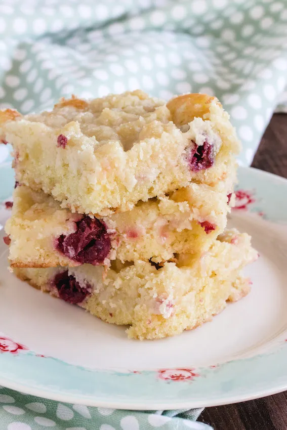 Klassischer Streuselkuchen mit Kirschen, bestreut mit Puderzucker