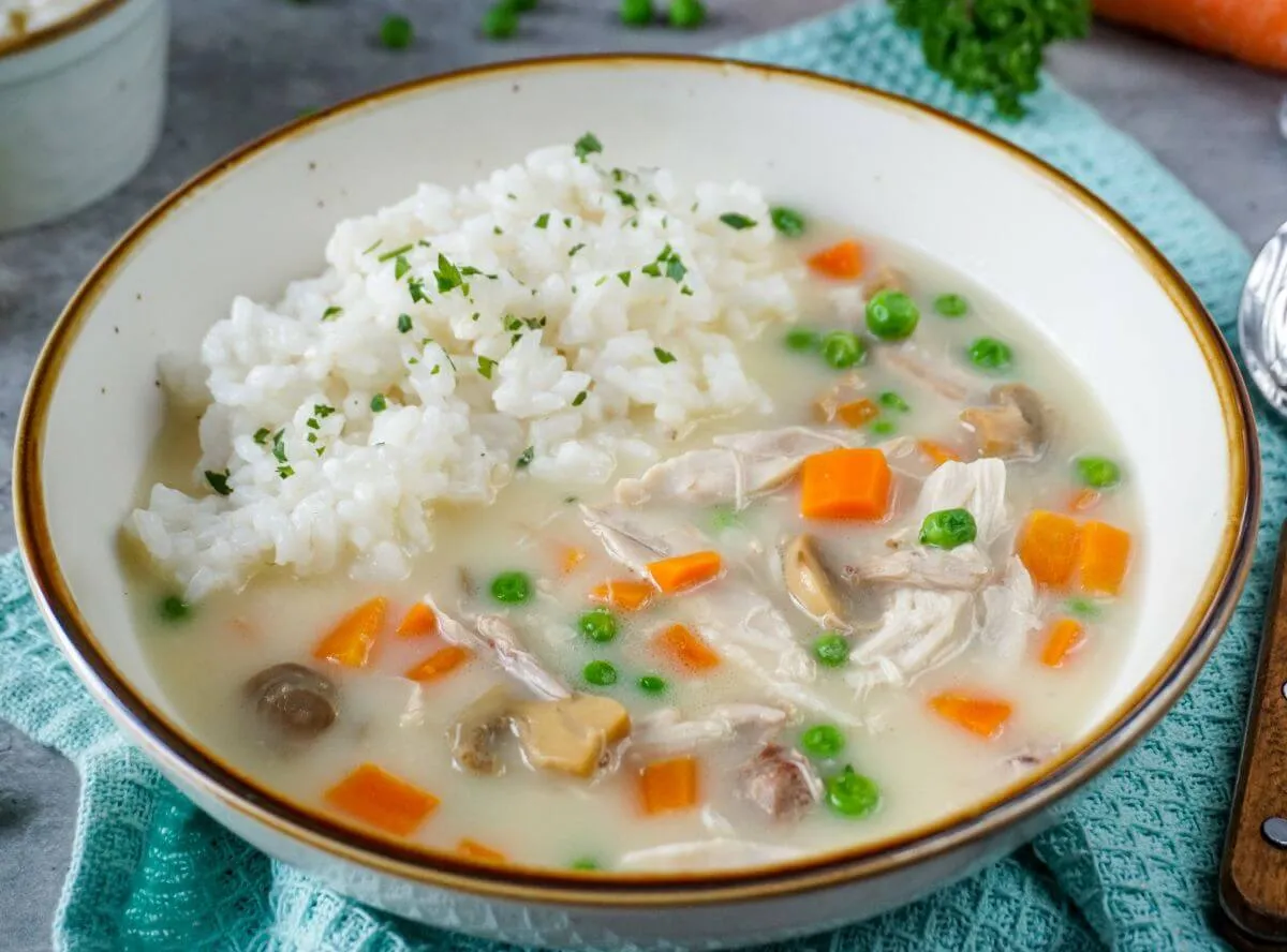 Klassisches Hühnerfrikassee mit Reis, ein cremiges und traditionelles deutsches Gericht