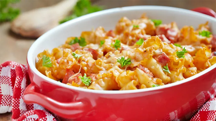 Klassisches Nudel-Schinken-Gratin mit Sahnesoße und Käse in einer Auflaufform