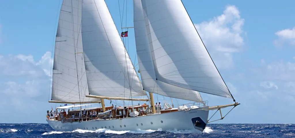 Klassisches Segelschiff auf dem offenen Meer