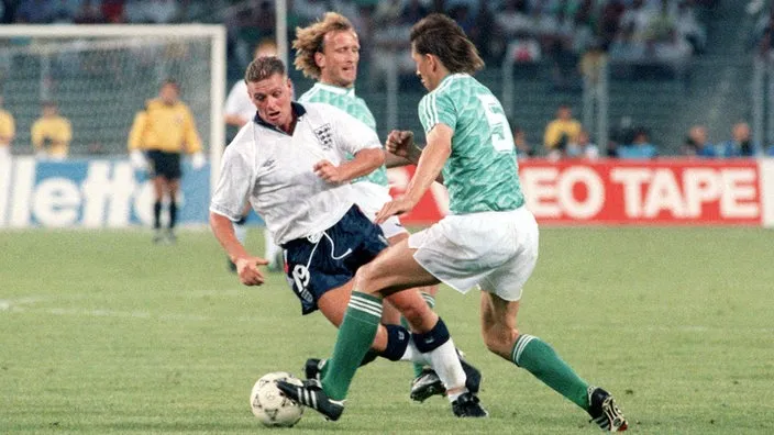 Klaus Augenthaler im Zweikampf während eines Spiels