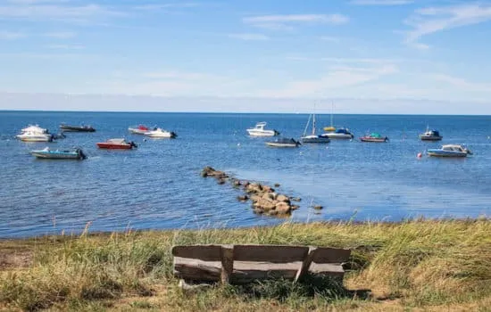 Kleine Fischerboote auf der ruhigen Ostsee, ein beliebtes Ziel für Angelurlaub