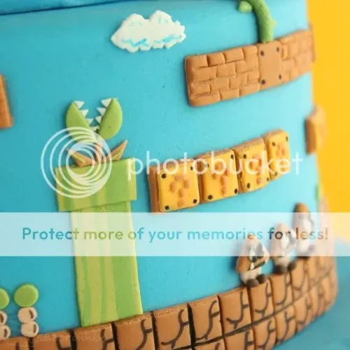 Kleine, handgeschnittene Fondantformen, die präzise für die Gestaltung der Super Mario Welt auf dem Geburtstagskuchen zugeschnitten werden.