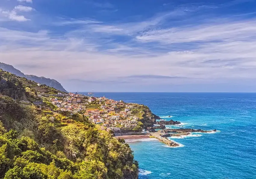 Kleine Küstensiedlung auf Madeira, charmante Entdeckungen im Oktober