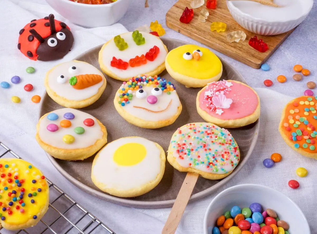 Kleine Mini-Amerikaner mit süßem Zuckerguss und bunten Smarties, handlich für kleine Kinderhände auf dem 3. Geburtstag auf dem 3. Geburtstag.