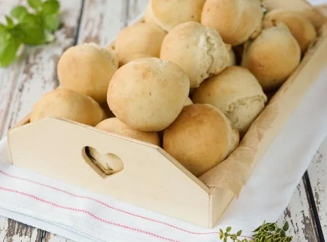 Kleine Pizzateig-Brötchen, ideal als Beilage oder Snack.