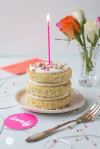 Kleines Geburtstagstörtchen mit Biskuit, Joghurtcreme und bunten Streuseln