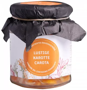Knackige Karottensticks, köstlich fermentiert in einem Glas für den gesunden Snack zwischendurch