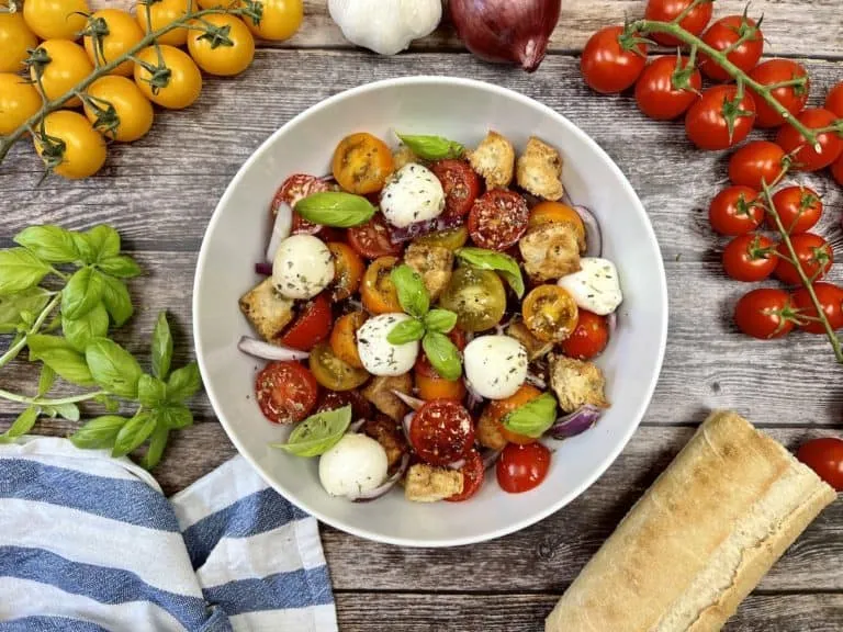 Knackiger Panzanella, italienischer Brotsalat mit Tomaten und Mozzarella