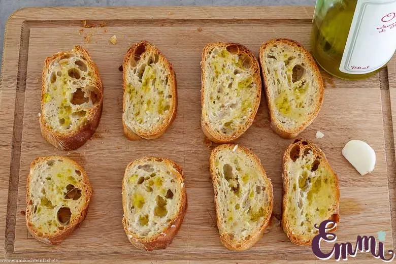 Knoblauch wird auf geröstetem Bruschetta Brot gerieben