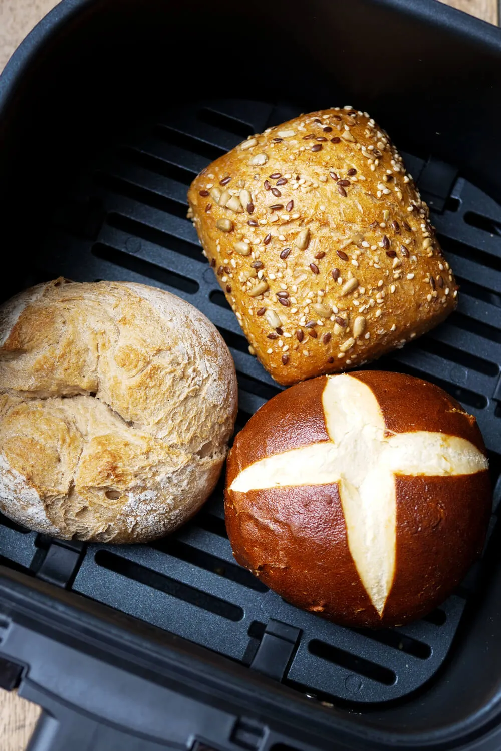 Knusprig aufgebackene Brötchen in der Heißluftfritteuse