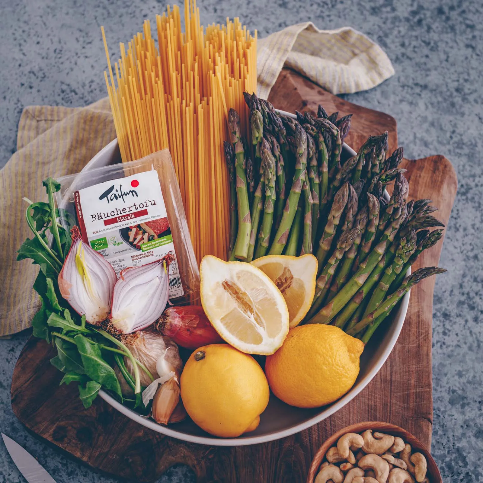 Knusprig gebackener grüner Spargel und Räuchertofu für ein veganes Spargelrezept