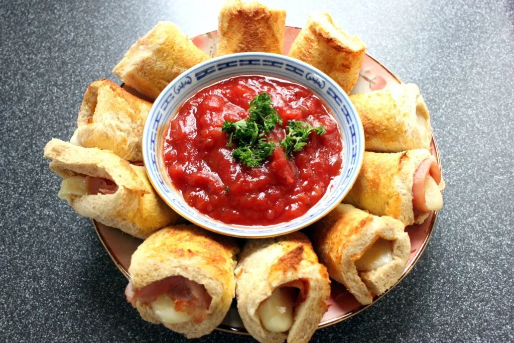 Knusprig goldbraun gebackene Käserollen während des Backvorgangs im Airfryer