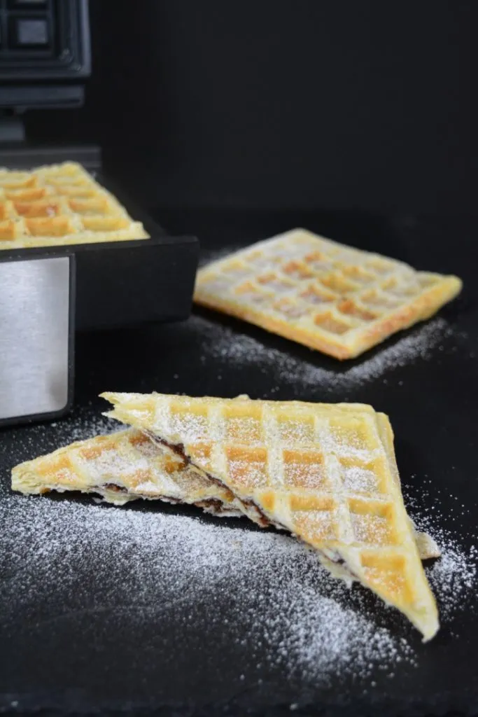 Knusprige Blätterteig Nutella Waffeln fertig gebacken und mit Puderzucker bestäubt
