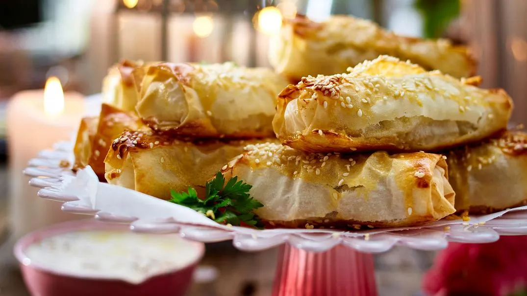 Knusprige Börek-Röllchen mit würziger Füllung und scharfem Chilidip, ein exotischer Snack für das Picknick
