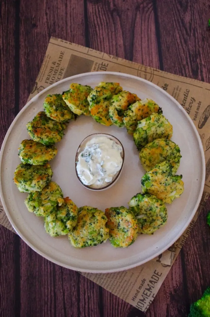 Knusprige Brokkoli-Nuggets goldbraun gebacken, serviert mit einem Kräuter-Dip