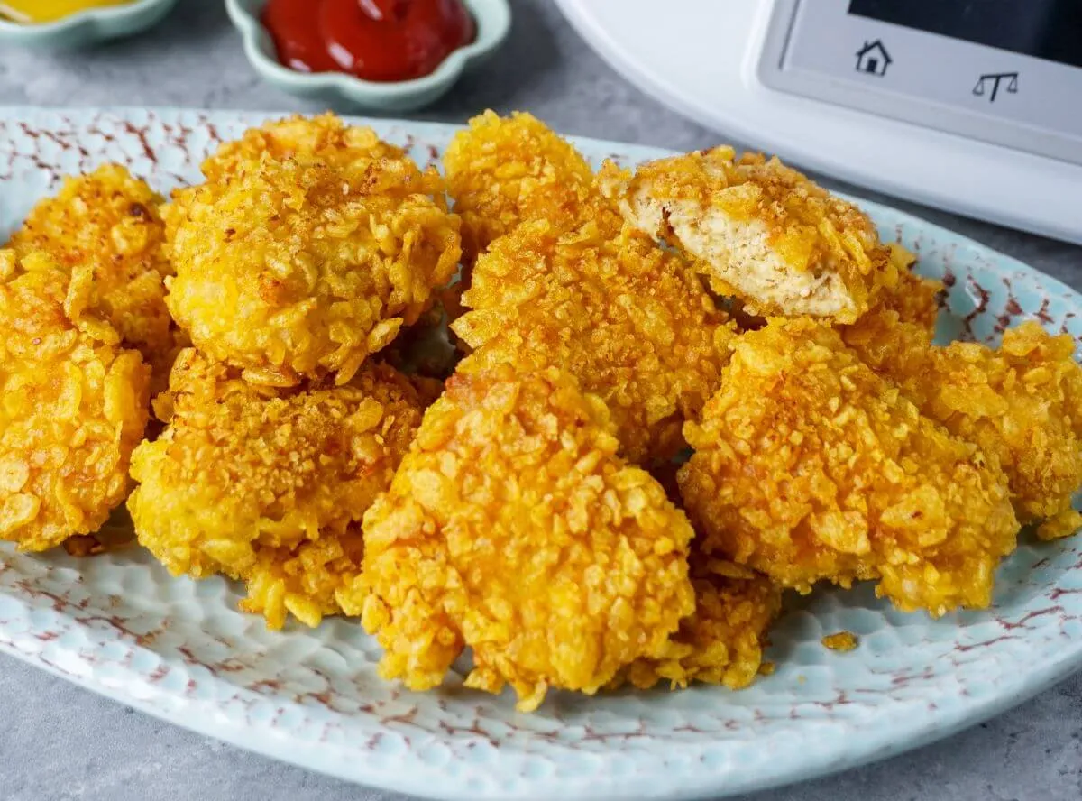 Knusprige Chicken Nuggets, selbstgemacht im Thermomix, mit Dip.