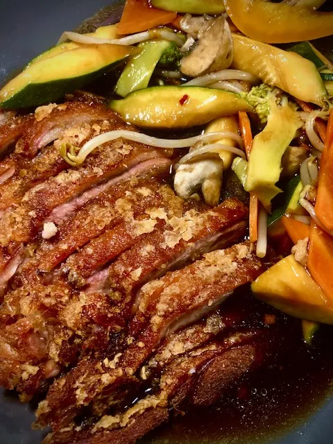 Knusprige chinesische Ente mit Gemüse und Sauce