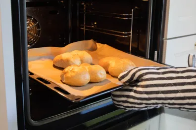 Knusprige deutsche Brötchen werden im Backofen goldbraun aufgebacken