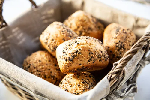 Knusprige Dinkel-Joghurt-Brötchen, frisch gebacken in der Pampered Chef Mini-Kuchenform, perfekt für das Frühstück mit dem Thermomix zubereitet.