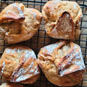 Knusprige Dinkel Quark Brötchen mit Sauerteig backen.
