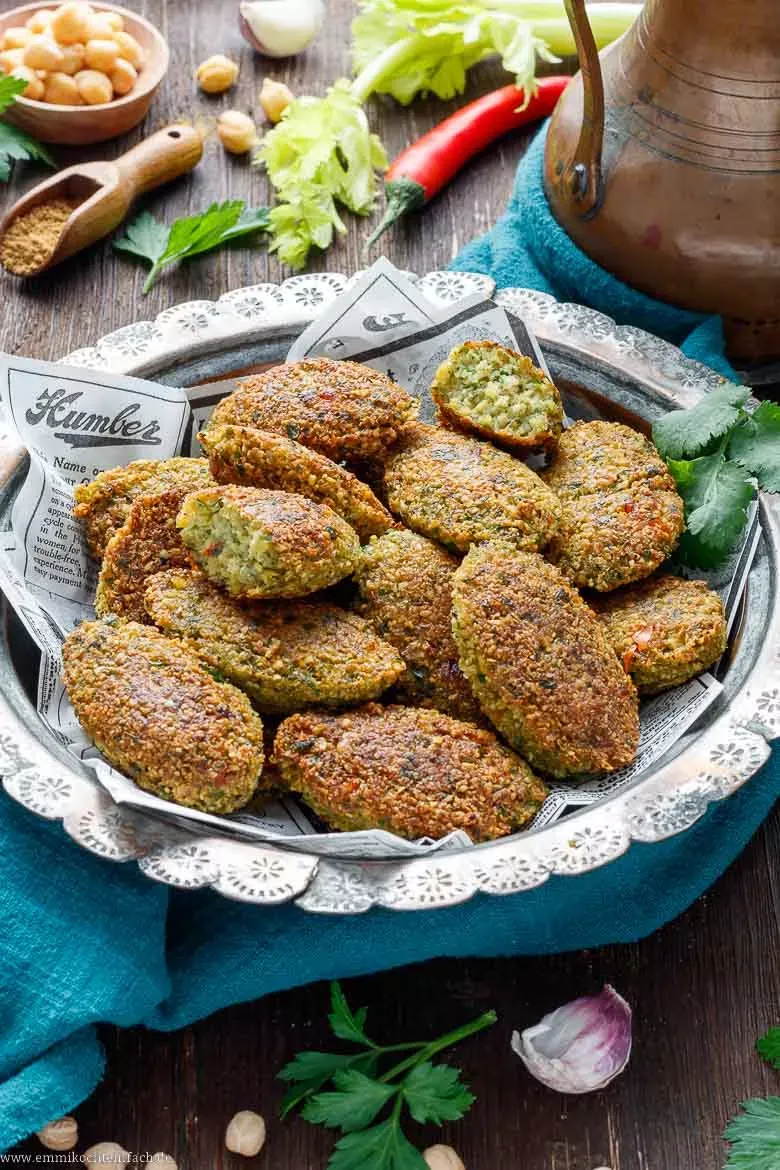 Knusprige Falafel auf einem Teller serviert