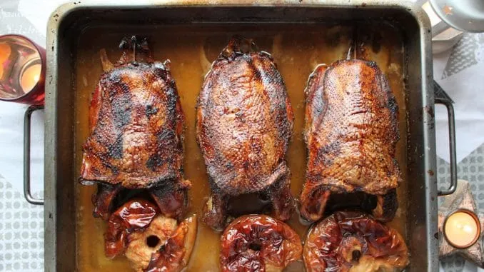 Knusprige Gänsebrust aus dem Ofen mit Beilagen